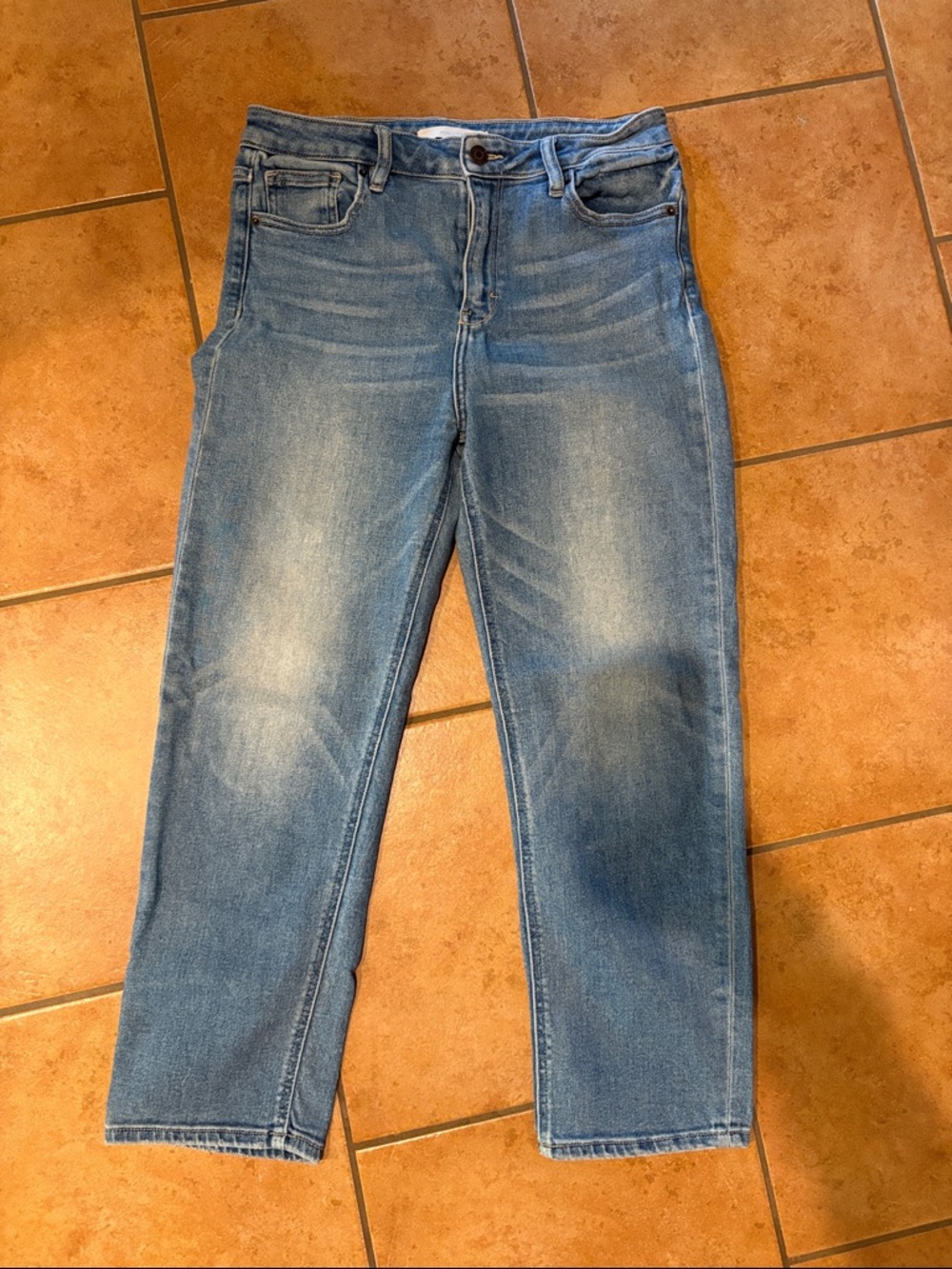 Women's Straight Leg Jeans in Light Blue Wash